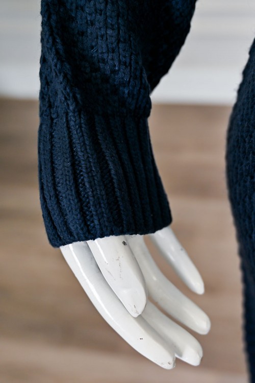 بلوزة نسائية شتوية صوف كحلي بقبعة متصله