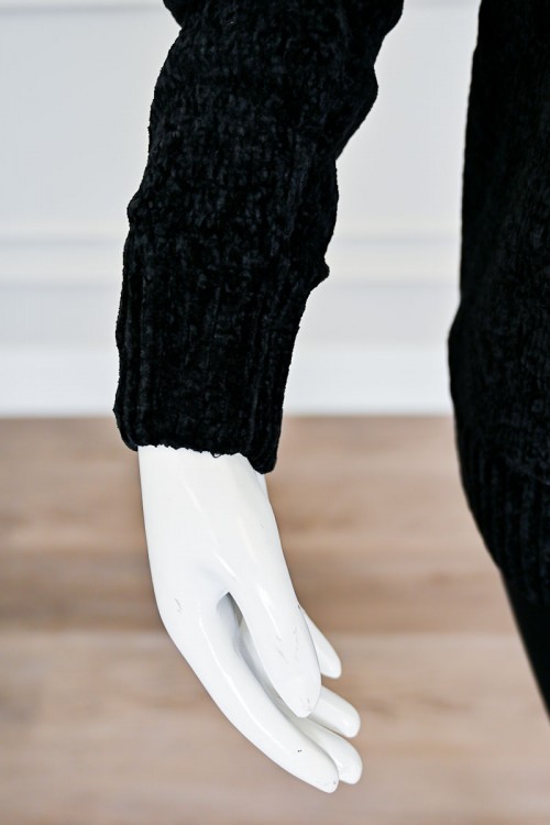 بلوزة نسائية شتوية صوف سوداء بقبعة وسحاب أمامي