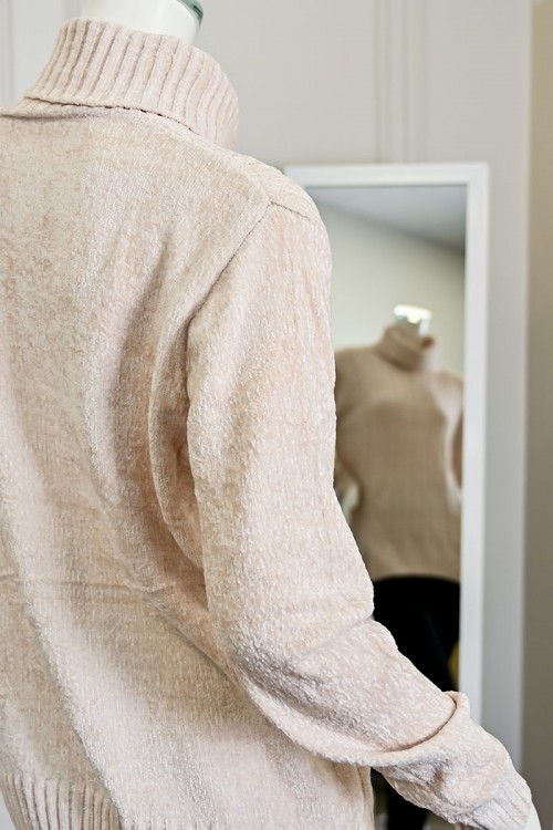 بلوزة نسائية شتوية لون بيج فاتح صوف بياقة عالية
