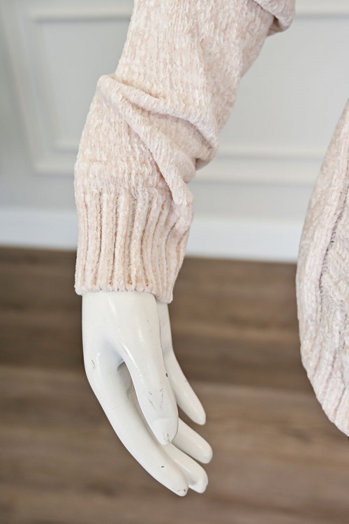 بلوزة نسائية شتوية لون بيج فاتح صوف بياقة عالية