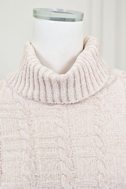 بلوزة نسائية شتوية لون بيج فاتح صوف بياقة عالية