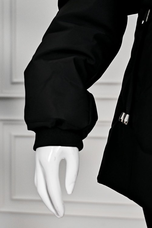 جاكيت نسائي شتوي أسود بقبعة ثابتة مزينة بفرو بسحاب وجيوب أمامية