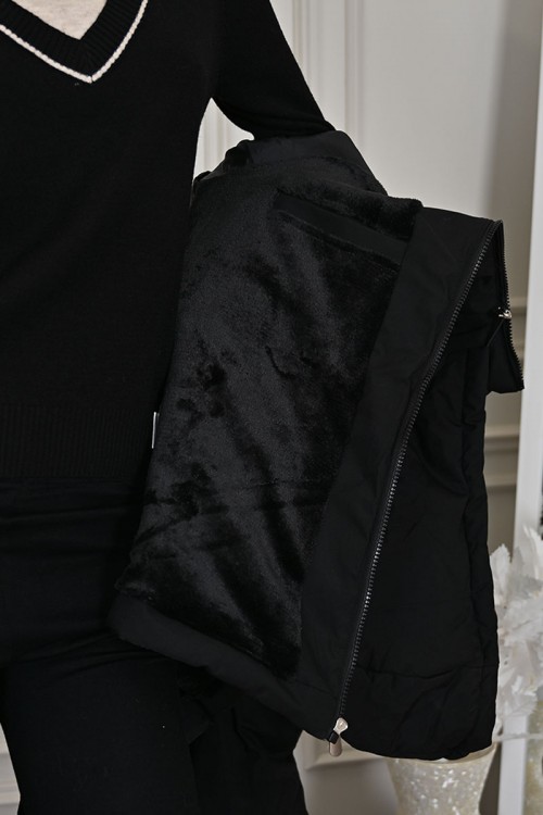 جاكيت نسائي شتوي أسود بقبعة ثابتة مزينة بفرو بسحاب وجيوب أمامية