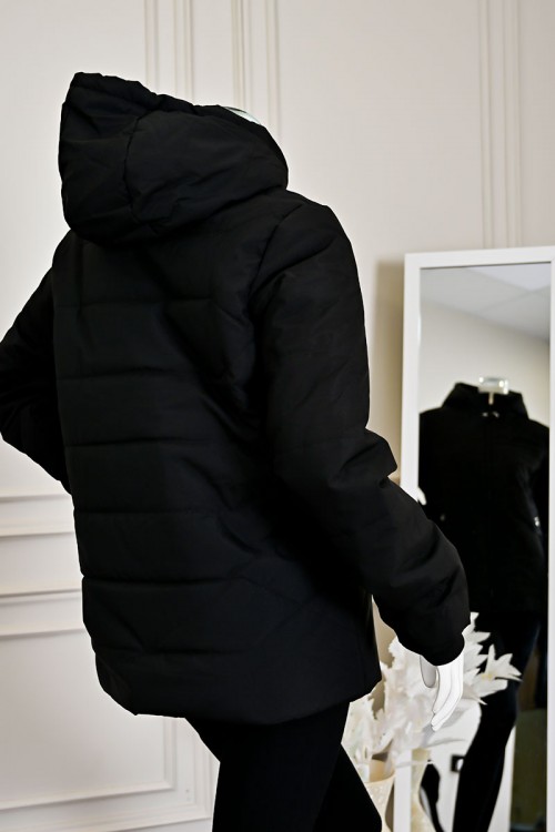 جاكيت نسائي شتوي أسود بقبعة ثابتة مزينة بفرو بسحاب وجيوب أمامية