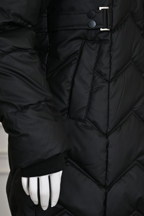 جاكيت نسائي شتوي لون أسود بقبعة منفصلة بفرو قابلة للتركيب و بسحاب و جيوب من الأمام