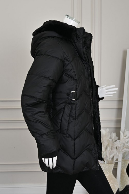 جاكيت نسائي شتوي لون أسود بقبعة منفصلة بفرو قابلة للتركيب و بسحاب و جيوب من الأمام