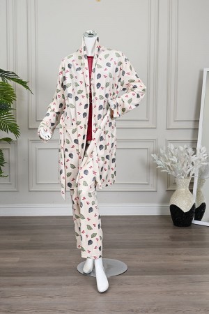 بيجاما نسائية شتوية 3 قطع بلوزة داخلية لون وردي بياقة دائرية بدون أكمام و كتابات من الأمام مع جاكيت طويل بيج مشجر بجيوب ورباط في الخصر و بنطلون طويل 