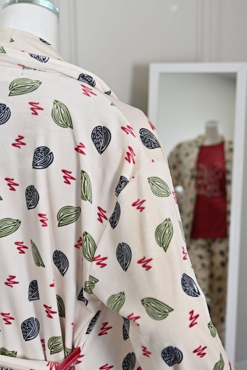 بيجاما نسائية شتوية 3 قطع بلوزة داخلية لون وردي بياقة دائرية بدون أكمام