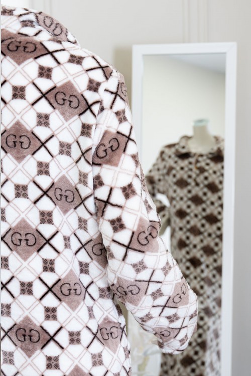 قميص نسائي طويل شتوي لون بني و أبيض مزين بحروف و أشكال بياقة مطوية و أزرار من الأمام و بأكمام طويلة