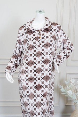 قميص نسائي طويل شتوي لون بني و أبيض مزين بحروف و أشكال بياقة مطوية و أزرار من الأمام و بأكمام طويلة 