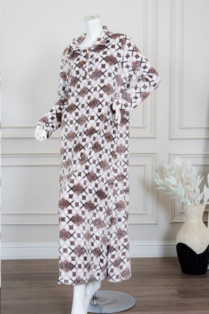 قميص نسائي طويل شتوي لون بني و أبيض مزين بحروف و أشكال بياقة مطوية و أزرار من الأمام و بأكمام طويلة 