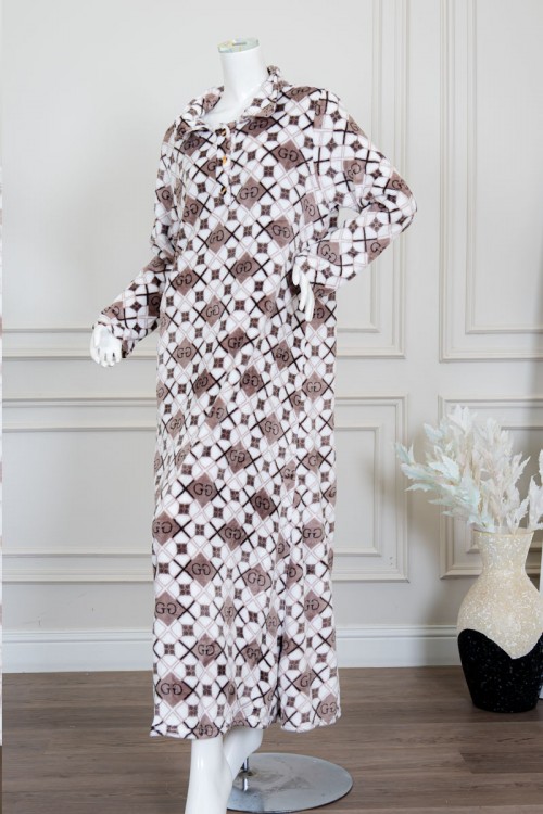 قميص نسائي طويل شتوي لون بني و أبيض مزين بحروف و أشكال بياقة مطوية و أزرار من الأمام و بأكمام طويلة