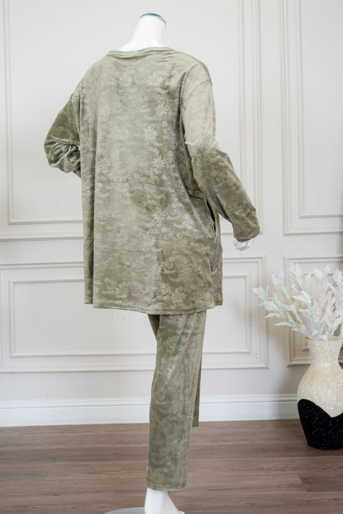 بيجاما نسائية شتوية قطعتين لون زيتي مزين برسومات من الأمام ياقة دائرية و أزرار من الأمام و بأكمام طويلة مع بنطلون طويل