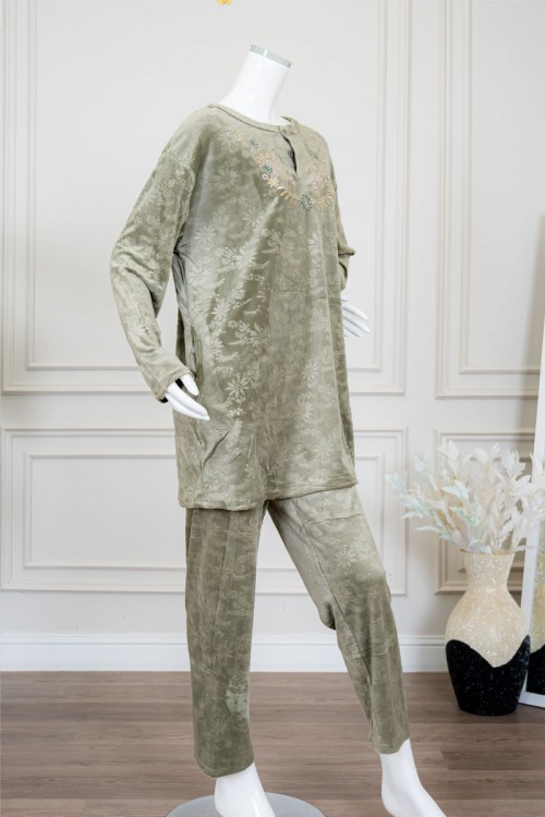 بيجاما نسائية شتوية قطعتين لون زيتي مزين برسومات من الأمام ياقة دائرية و أزرار من الأمام و بأكمام طويلة مع بنطلون طويل