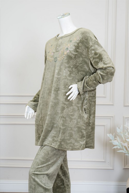 بيجاما نسائية شتوية قطعتين لون زيتي مزين برسومات من الأمام ياقة دائرية و أزرار من الأمام و بأكمام طويلة مع بنطلون طويل