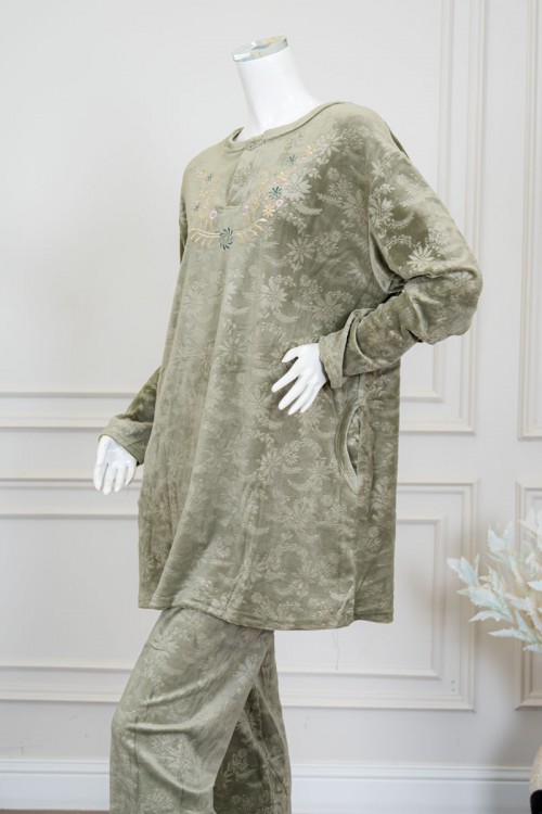 بيجاما نسائية شتوية قطعتين لون زيتي مزين برسومات من الأمام ياقة دائرية و أزرار من الأمام و بأكمام طويلة مع بنطلون طويل