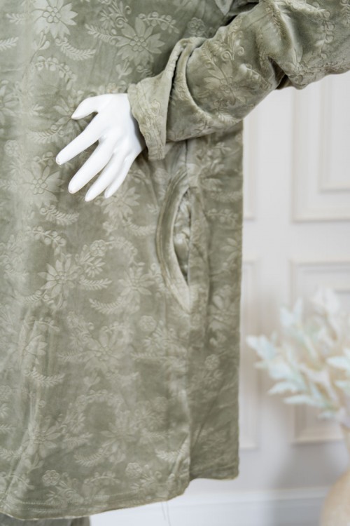 بيجاما نسائية شتوية قطعتين لون زيتي مزين برسومات من الأمام ياقة دائرية و أزرار من الأمام و بأكمام طويلة مع بنطلون طويل