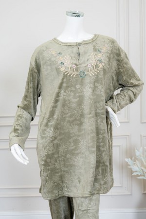 بيجاما نسائية شتوية قطعتين لون زيتي مزين برسومات من الأمام ياقة دائرية و أزرار من الأمام و بأكمام طويلة مع بنطلون طويل 