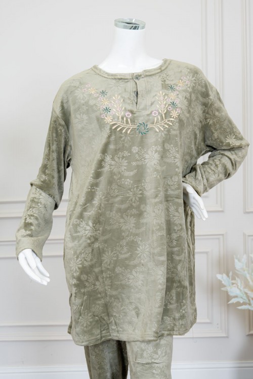 بيجاما نسائية شتوية قطعتين لون زيتي مزين برسومات من الأمام ياقة دائرية و أزرار من الأمام و بأكمام طويلة مع بنطلون طويل