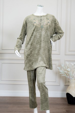 بيجاما نسائية شتوية قطعتين لون زيتي مزين برسومات من الأمام ياقة دائرية و أزرار من الأمام و بأكمام طويلة مع بنطلون طويل 
