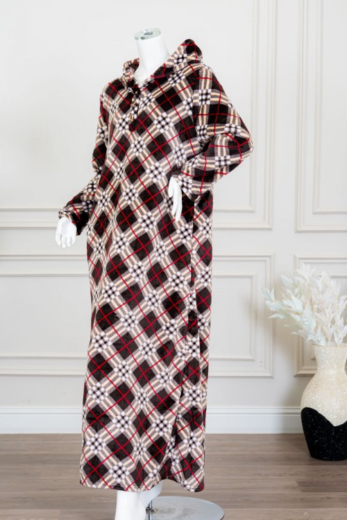 قميص نسائي طويل شتوي لون بني غامق مع تداخلات بأشكال و خطوط ملونة بقبعة متصلة و أزرار من الأمام و بأكمام طويلة