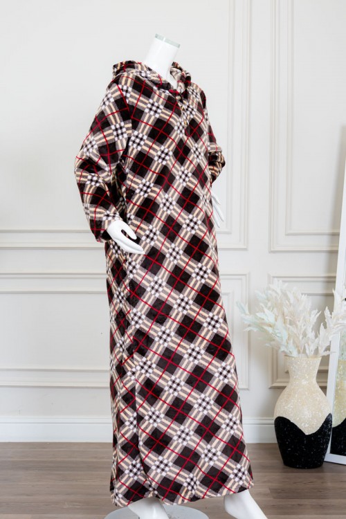 قميص نسائي طويل شتوي لون بني غامق مع تداخلات بأشكال و خطوط ملونة بقبعة متصلة و أزرار من الأمام و بأكمام طويلة