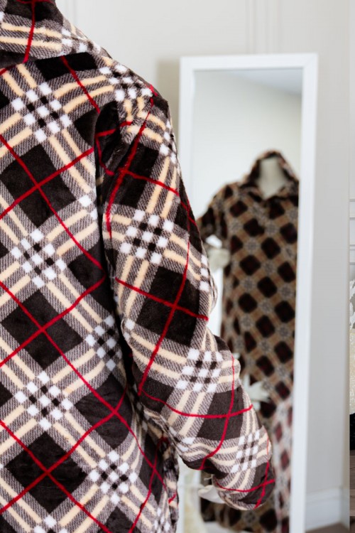 قميص نسائي طويل شتوي لون بني غامق مع تداخلات بأشكال و خطوط ملونة بقبعة متصلة و أزرار من الأمام و بأكمام طويلة