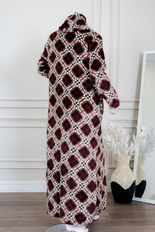 قميص نسائي طويل شتوي لون بني غامق مع تداخلات بأشكال و خطوط ملونة بقبعة متصلة و أزرار من الأمام و بأكمام طويلة