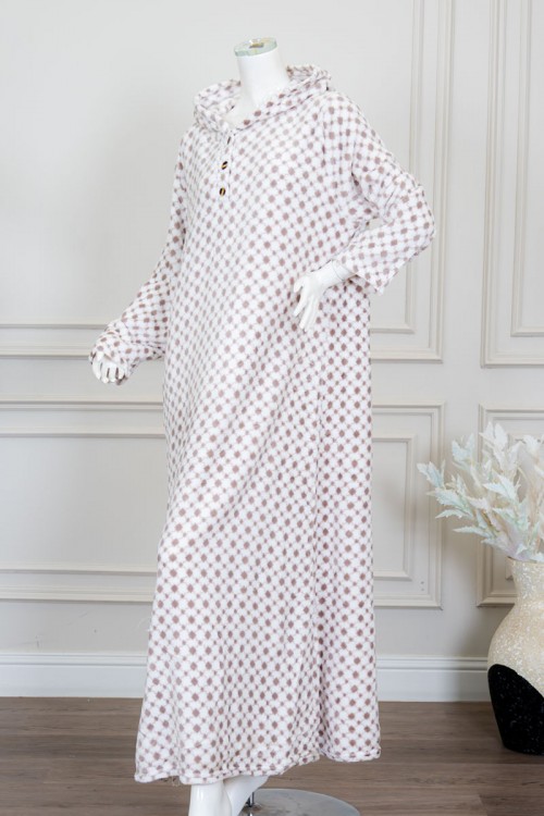 قميص نسائي طويل شتوي لون أبيض و بيج بقبعة متصلة و أزرار من الأمام و بأكمام طويلة