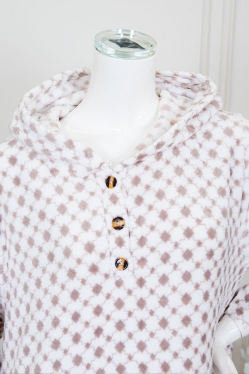 قميص نسائي طويل شتوي لون أبيض و بيج بقبعة متصلة و أزرار من الأمام و بأكمام طويلة