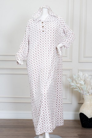 قميص نسائي طويل شتوي لون أبيض و بيج بقبعة متصلة و أزرار من الأمام و بأكمام طويلة 