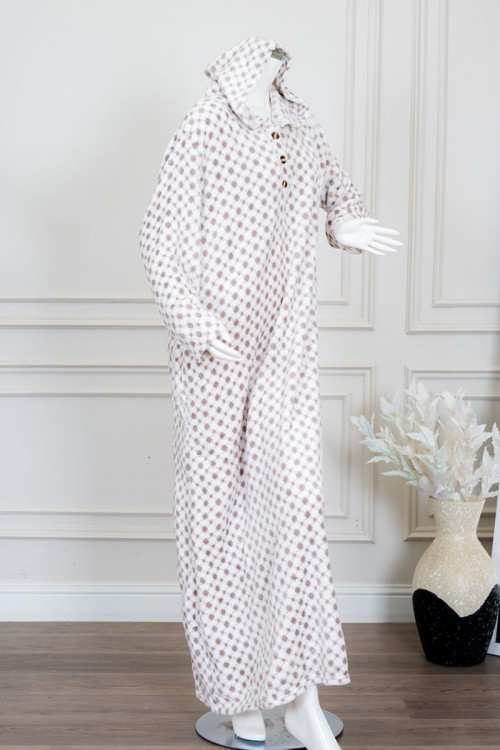 قميص نسائي طويل شتوي لون أبيض و بيج بقبعة متصلة و أزرار من الأمام و بأكمام طويلة