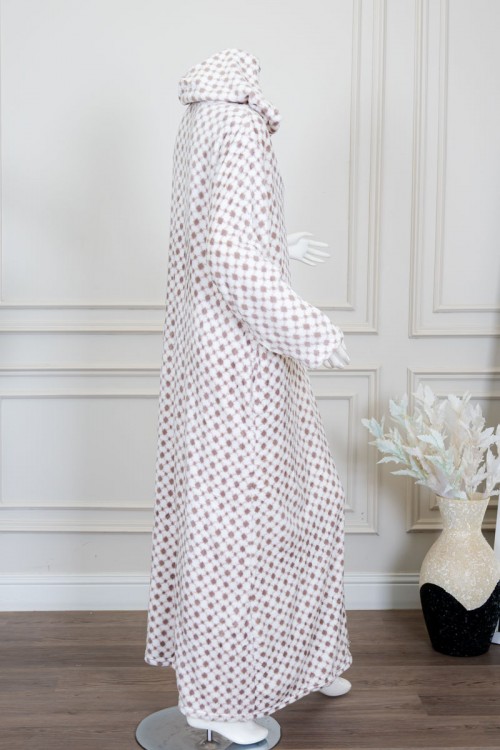 قميص نسائي طويل شتوي لون أبيض و بيج بقبعة متصلة و أزرار من الأمام و بأكمام طويلة