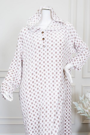 قميص نسائي طويل شتوي لون أبيض و بيج بقبعة متصلة و أزرار من الأمام و بأكمام طويلة 