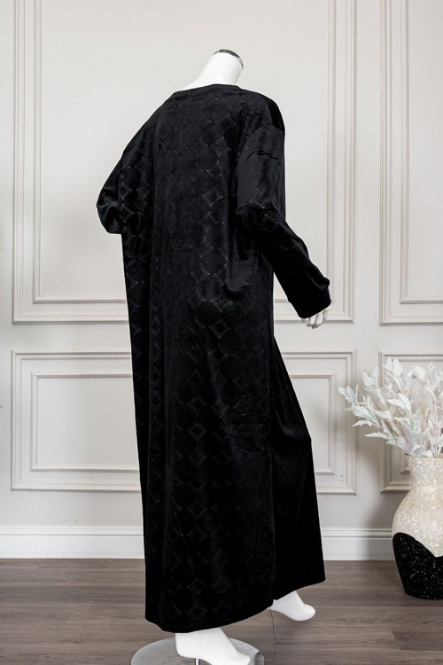 قميص نسائي طويل شتوي لون أسود مزين بنقوش و كتابة ياقة دائرية بأزرار من الأمام و بأكمام طويلة