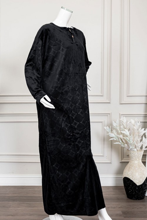 قميص نسائي طويل شتوي لون أسود مزين بنقوش و كتابة ياقة دائرية بأزرار من الأمام و بأكمام طويلة