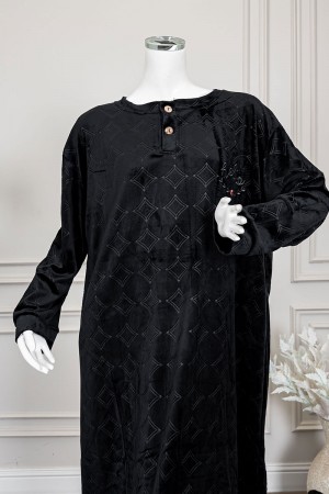 قميص نسائي طويل شتوي لون أسود مزين بنقوش و كتابة ياقة دائرية بأزرار من الأمام و بأكمام طويلة