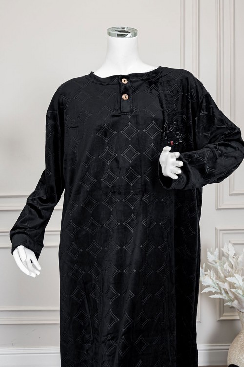 قميص نسائي طويل شتوي لون أسود مزين بنقوش و كتابة ياقة دائرية بأزرار من الأمام و بأكمام طويلة