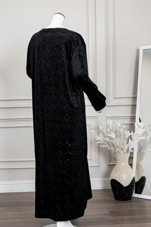 قميص نسائي طويل شتوي لون أسود مزين بنقوش و كتابة ياقة دائرية بأزرار من الأمام و بأكمام طويلة