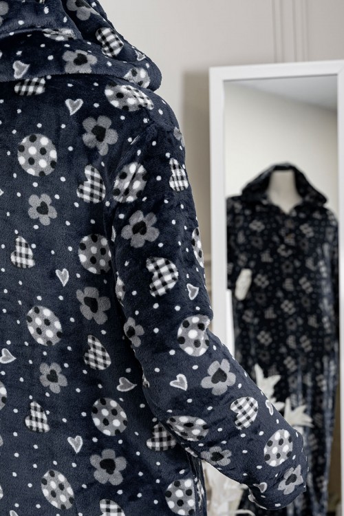 قميص نسائي طويل شتوي لون كحلي  منقط و مزين برسومات ياقة بقبعة متصلة و أزرار من الأمام و بأكمام طويلة