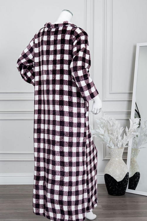 قميص نسائي طويل شتوي لون بني و أبيض مزين بمربعات ياقة مطوية و أزرار من الأمام و بأكمام طويلة