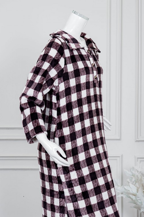 قميص نسائي طويل شتوي لون بني و أبيض مزين بمربعات ياقة مطوية و أزرار من الأمام و بأكمام طويلة