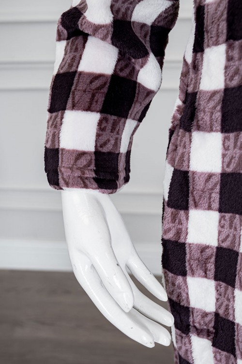 قميص نسائي طويل شتوي لون بني و أبيض مزين بمربعات ياقة مطوية و أزرار من الأمام و بأكمام طويلة