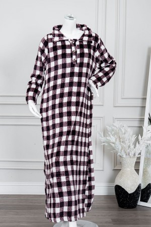 قميص نسائي طويل شتوي لون بني و أبيض مزين بمربعات ياقة مطوية و أزرار من الأمام و بأكمام طويلة