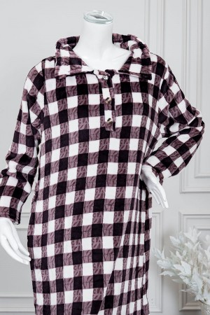 قميص نسائي طويل شتوي لون بني و أبيض مزين بمربعات ياقة مطوية و أزرار من الأمام و بأكمام طويلة