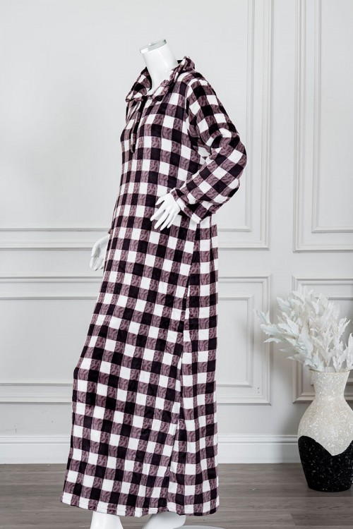 قميص نسائي طويل شتوي لون بني و أبيض مزين بمربعات ياقة مطوية و أزرار من الأمام و بأكمام طويلة