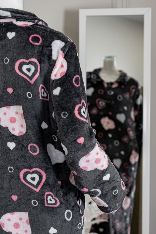 قميص نسائي طويل شتوي لون رصاصي مزين برسومات ملونة ياقة مطوية و أزرار من الأمام و بأكمام طويلة