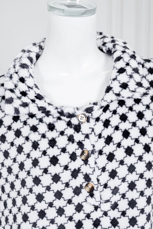 قميص نسائي طويل شتوي لون أبيض و أسود ياقة مطوية و أزرار من الأمام و بأكمام طويلة