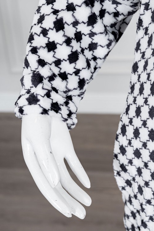 قميص نسائي طويل شتوي لون أبيض و أسود ياقة مطوية و أزرار من الأمام و بأكمام طويلة