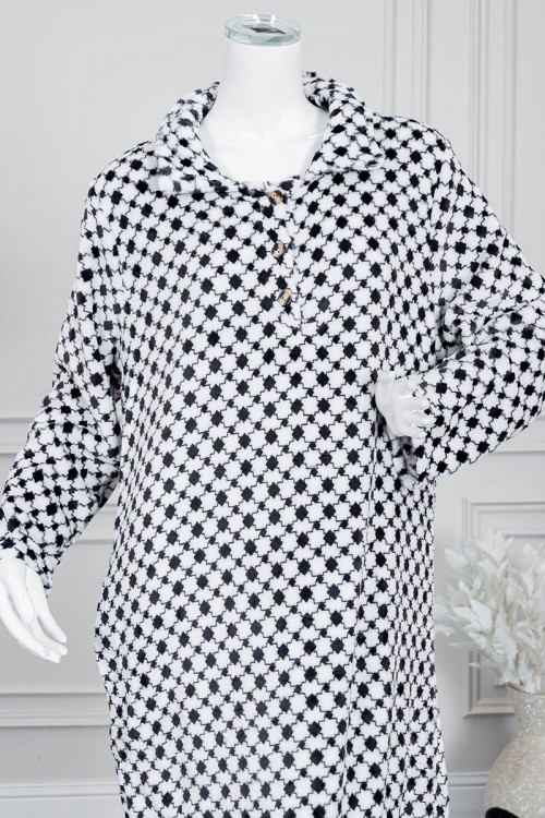 قميص نسائي طويل شتوي لون أبيض و أسود ياقة مطوية و أزرار من الأمام و بأكمام طويلة